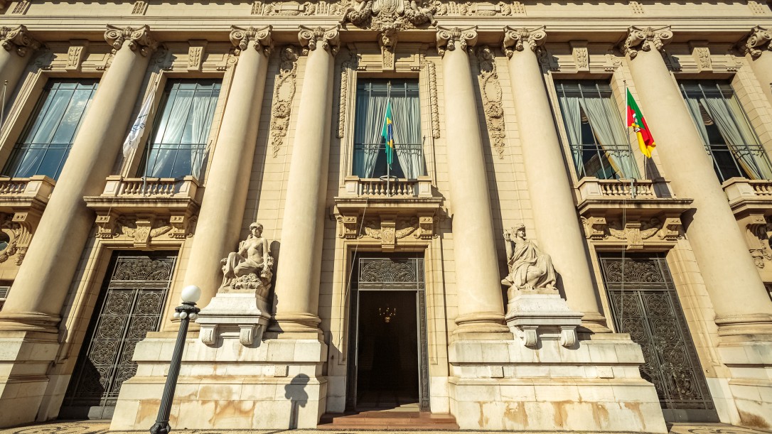 Fachada principal da Ala Governamental, composta por duas estátuas, representando a Agricultura e a Indústria, e o brasão do Rio Grande do Sul no frontão principal do prédio.