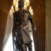 Gabinete do Governador. Escultura miniatura em bronze da obra O Laçador de  Antonio Caringi. 