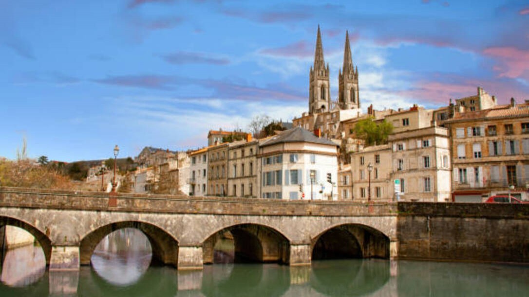 Shot of the church of Saint-Andr? built eleventh century and the city center of Niort seen from the quays of the S?vre Niortaise, at 18/135, 200 iso, f 14, 1/160 second