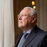 Aristides em uma das janelas do salão dos espelhos 