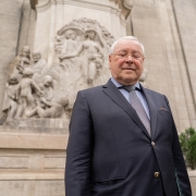 Aristides diante do conjunto escultório A primavera de Paul Landowski, localizado no jardim da ala residencial  