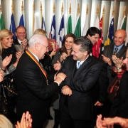 Recebendo a medalha do mérito farroupilha da Assembleia legislativa 