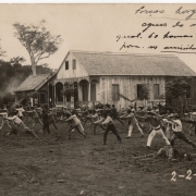 Borgistas, assisistas e notícias da revolução (1923) / Acervo do AHRS

A observação dessa imagem oportuniza uma série de questionamentos. Comecemos pelo que ela nos apresenta: uma cena, em área aberta, que nos remete ao que parece ser um treinamento militar. Homens, todos com uma perna e braços à frente, realizam uma espécie de exercício ou manobra. Ao fundo, outros homens observam a cena. Nenhuma arma é visualizada. Fora dessa imagem, mas marcado na superfície da fotografia, duas inscrições: uma anotação à caneta na parte superior esquerda e, logo abaixo, uma data. A anotação fala que aqueles homens eram borgistas e passaram, em determinado momento, para o lado dos assisistas. A data assinalada abaixo, de 02 de fevereiro de 1923, indica o momento inicial do processo revolucionário. O verso dessa fotografia, porém, traz outras informações importantes. Uma nova data, um local e notícias remetidas de Paulo para Norma. Elementos que, analisados e costurados, apresentam novas e significativas tramas aos já conhecidos capítulos da Revolução de 1923. 
