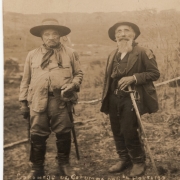 Duas fotos, duas legendas e muitas informações. Possivelmente, cada uma dessas fotografias teve funções e proprietários diferentes. Na primeira ficamos sabendo que Coronel Manduca e seu amigo fazem parte das forças de General Portinho. Mas o que chama a atenção – e que possivelmente atraiu quem fez as anotações na fotografia – é a referência à idade dos dois: Coronel Manduca, na ocasião, teria 88 anos; seu amigo, o Coronel Antônio, teria 76. 
